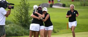 Die Golferinnen des GLC Berlin-Wannsee feiern ihren Titel.