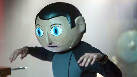 Unter Pappmaché versteckt sind Michael Fassbender.