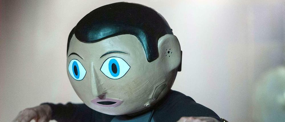 Unter Pappmaché versteckt sind Michael Fassbender.
