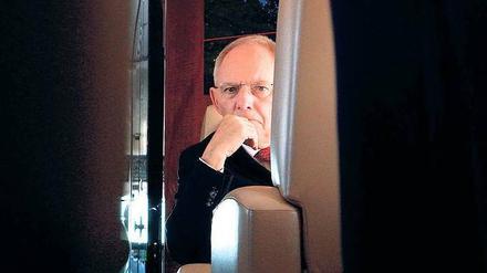 Regierungsjet und Dauerkrise. Das ARD-Porträt zeigt Bundesfinanzminister Wolfgang Schäuble als Politiker im Dauereinsatz. 