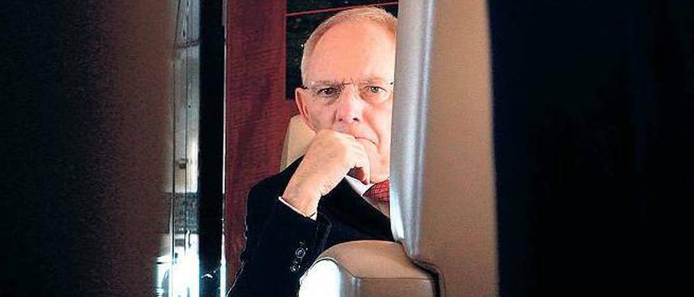 Regierungsjet und Dauerkrise. Das ARD-Porträt zeigt Bundesfinanzminister Wolfgang Schäuble als Politiker im Dauereinsatz.