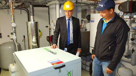 Vattenfall-Vorstand Gunther Müller (l.) und Bauleiter Rigo Seiche vor dem Blockheizkraftwerk in der Stubnitzstraße 27.