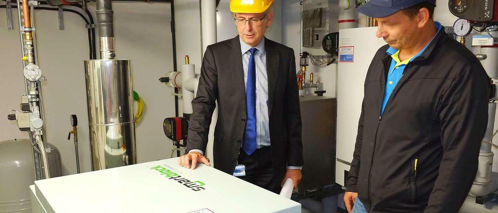 Vattenfall-Vorstand Gunther Müller (l.) und Bauleiter Rigo Seiche vor dem Blockheizkraftwerk in der Stubnitzstraße 27.