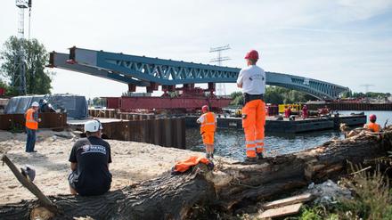 Ein Brückenteil für die neue Spreebrücke wird am 26.August 2015 zwischen Ober- und Niederschöneweide über die Spree geschoben. 