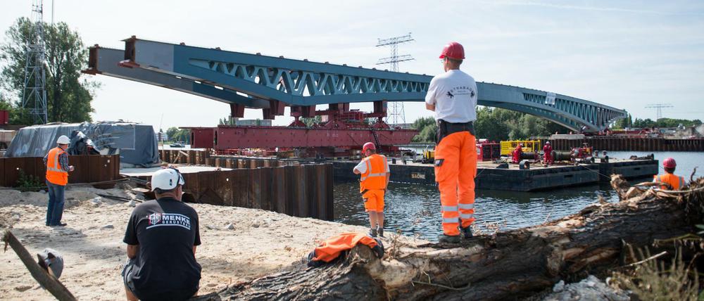 Ein Brückenteil für die neue Spreebrücke wird am 26.August 2015 zwischen Ober- und Niederschöneweide über die Spree geschoben.