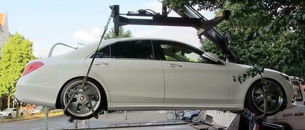 Dieser im Juli abgeschleppte Mercedes war eines der Autos, mit denen der junge Mann angeberisch über den Ku'damm brauste.
