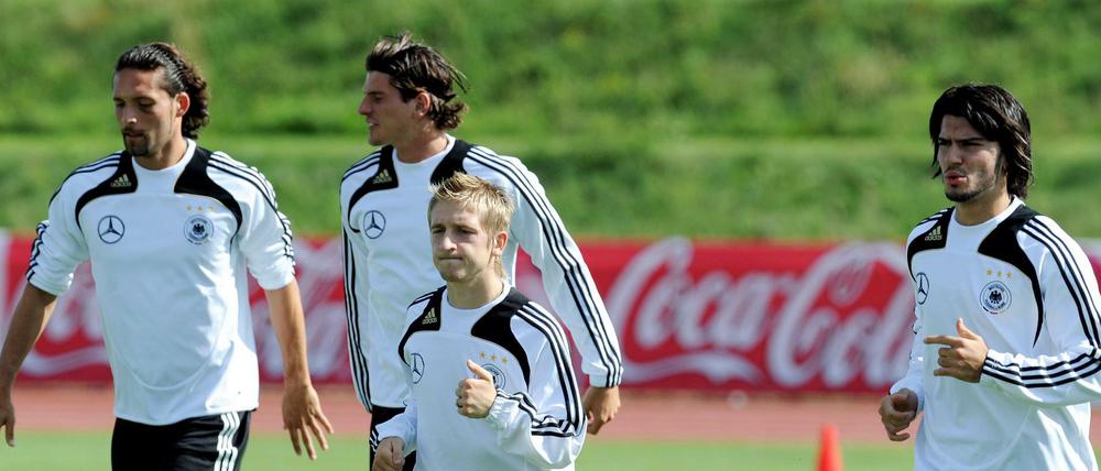 Kleiner Mann ganz groß. Marko Marin (2. v. r.) trainiert bei der Nationalmannschaft mit Kevin Kuranyi, Mario Gomez und Serdar Tasci (v.l.).