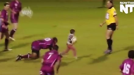 Ein Vierjähriger erzielt bei einem Profi-Rugby-Spiel in Australien vier Punkte. 