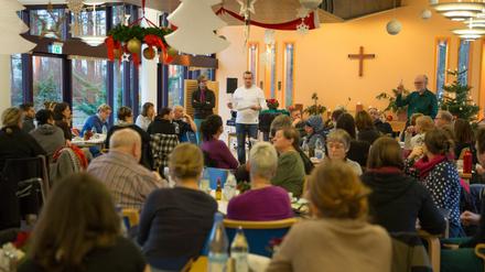  Anwohner des Allende-Viertel treffen sich 2014 im Seniorenzentrum Bethel um gemeinsam zu planen wie man die neuen Nachbarn aus der Flüchtlingsunterkunft am besten willkommen heißen kann. 