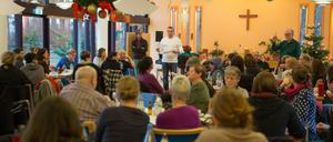 Anwohner des Allende-Viertel treffen sich 2014 im Seniorenzentrum Bethel um gemeinsam zu planen wie man die neuen Nachbarn aus der Flüchtlingsunterkunft am besten willkommen heißen kann.