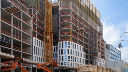 Helle Freude. Die ersten – weißen – Fassadenteile hängen schon am Rohbau in der City West. 