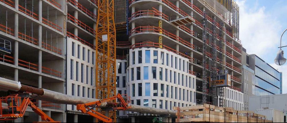 Helle Freude. Die ersten – weißen – Fassadenteile hängen schon am Rohbau in der City West.