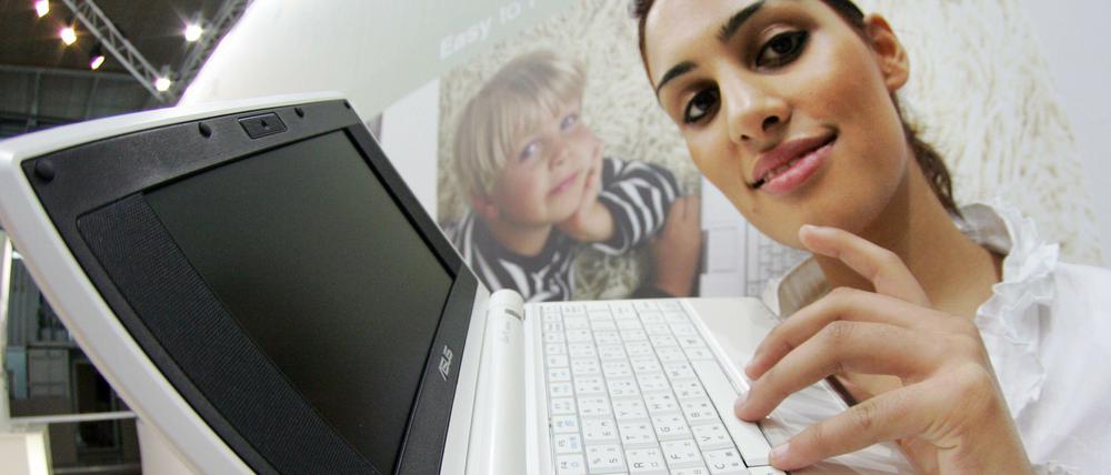 Vor sieben Jahren galt der EeePC von Asus wegen seines geringen Preises als Alternative zum teuren Notebook, doch dann kamen die Tablets. Deren Betriebssystem Android bringt nun in die Jahre gekommene EeePCs wieder auf Trab. 