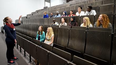 Was in Hildesheim funktioniert, geht in Berlin noch lange nicht: Flüchtlinge als Gasthörer im Hörsaal an der Hochschule.