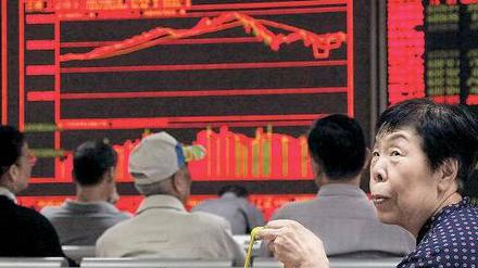 Schön bunt, aber ziemlich hässlich: An der Börse in Schanghai rutschten die Kurse am Donnerstag mal wieder ab – und zogen weltweit die Börsen mit nach unten. Keine schönen Zeiten für Anleger und Investoren. 