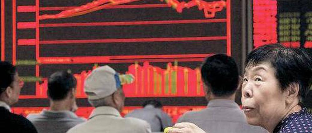 Schön bunt, aber ziemlich hässlich: An der Börse in Schanghai rutschten die Kurse am Donnerstag mal wieder ab – und zogen weltweit die Börsen mit nach unten. Keine schönen Zeiten für Anleger und Investoren. 