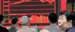 Schön bunt, aber ziemlich hässlich: An der Börse in Schanghai rutschten die Kurse am Donnerstag mal wieder ab – und zogen weltweit die Börsen mit nach unten. Keine schönen Zeiten für Anleger und Investoren. 
