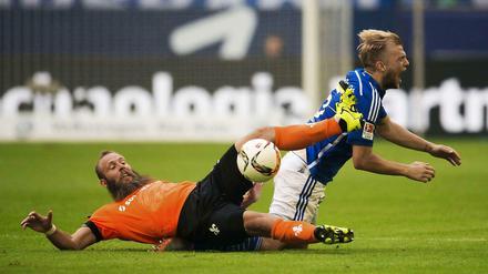 Schalke-Spielmacher Johannes Geis (r.) wurde zu vielen riskanten Pässen gezwungen. 