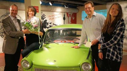 Blumengrüße am „Trabi“. Bernhard Schütte (li.) von der „Story of Berlin“ begrüßt eine Potsdamer Familie. Mit ihrem Besuch stieg die Gästezahl auf die Einwohnerzahl Berlins.