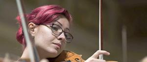 Eine Violinistin des Romanian Sinfonietta Orchestra.
