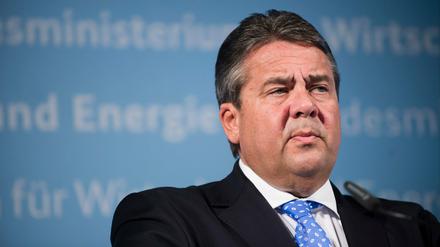 Der SPD-Vorsitzende und Bundeswirtschaftsminister Sigmar Gabriel (SPD) äußert sich am 26.08.2015 bei einem Pressestatement in Berlin zur Flüchtlingssituation in Deutschland.