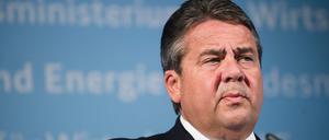 Der SPD-Vorsitzende und Bundeswirtschaftsminister Sigmar Gabriel (SPD) äußert sich am 26.08.2015 bei einem Pressestatement in Berlin zur Flüchtlingssituation in Deutschland. 