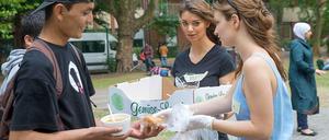 Essen statt Euro - hier allerdings nicht als staatliche Leistung, sondern als erste Hilfe von Freiwilligen, die vor dem überlasteten Landesamt für Gesundheit und Soziales in Berlin-Moabit anpackten. 