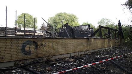 Bis auf die Grundmauern abgebrannt: Die Sporthalle des Klinikums.