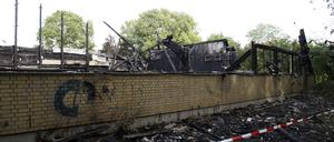 Bis auf die Grundmauern abgebrannt: Die Sporthalle des Klinikums.