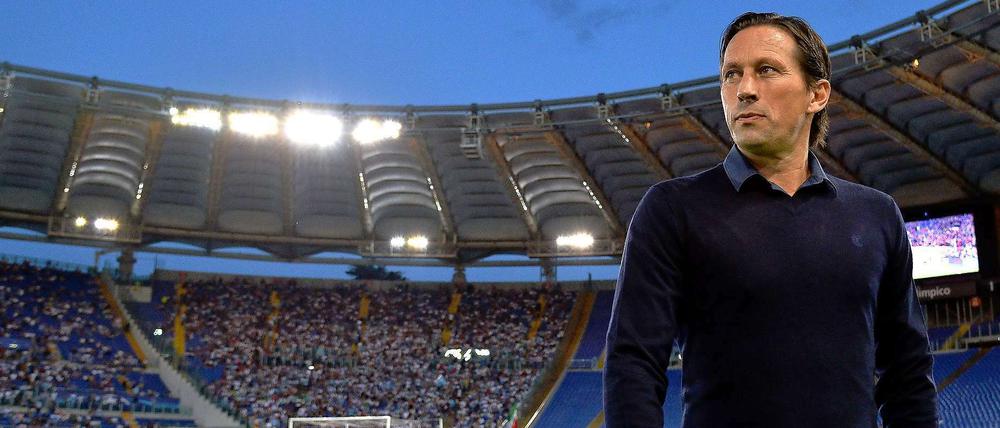 Brust raus. Leverkusens Trainer Roger Schmidt redet sein Team bei jeder sich bietenden Gelegenheit stark. Doch in den entscheidenden Momenten knicken seine Spieler meist ein. 
