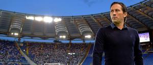 Brust raus. Leverkusens Trainer Roger Schmidt redet sein Team bei jeder sich bietenden Gelegenheit stark. Doch in den entscheidenden Momenten knicken seine Spieler meist ein. 