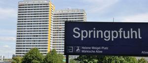 Der Bahnhof im Osten Berlins, benannt nach einem Tümpel, der zugemüllt worden war.
