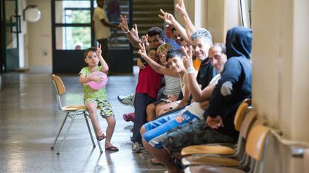 Dankbar und selbstbewusst. Hier warten Flüchtlinge auf einem Flur in einer Flüchtlingsunterkunft in Schöneberg auf den Einlass in die Kleiderkammer. In der erst kürzlich geschaffenen Flüchtlingsunterkunft in einer ehemaligen Oberschule werden etwa 180 Menschen durch Mitarbeiterinnen und Mitarbeiter der Tamaja Soziale Dienstleistungen GmbH betreut. 
