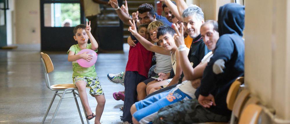 Dankbar und selbstbewusst. Hier warten Flüchtlinge auf einem Flur in einer Flüchtlingsunterkunft in Schöneberg auf den Einlass in die Kleiderkammer. In der erst kürzlich geschaffenen Flüchtlingsunterkunft in einer ehemaligen Oberschule werden etwa 180 Menschen durch Mitarbeiterinnen und Mitarbeiter der Tamaja Soziale Dienstleistungen GmbH betreut. 