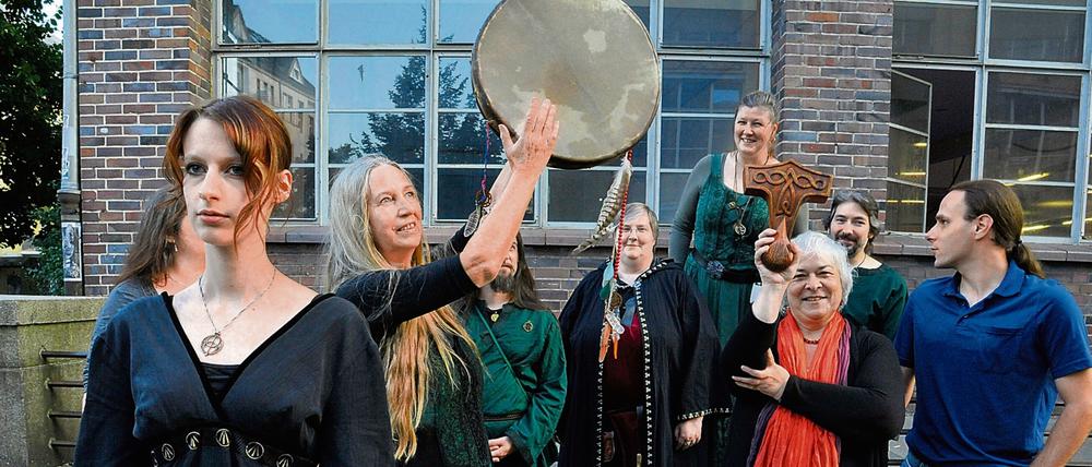 Druiden, Schamanen und Hexen auf der Straße in Berlin Wedding. 