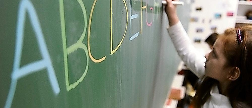 Schule ist in Deutschland Pflicht - auch für Flüchtlingskinder. Doch in Berlin scheitert das bisweilen an der Bürokratie.