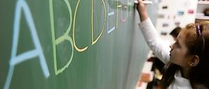 Schule ist in Deutschland Pflicht - auch für Flüchtlingskinder. Doch in Berlin scheitert das bisweilen an der Bürokratie.