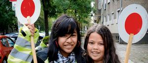 Porträt von (links nach rechts) Nathalie Behrendt und Melanie Eberlein (beide 11), die sich an der Carl-Humann-Grundschule in der Scherenbergstraße 7 in Berlin-Prenzlauer Berg ehrenamtlich als Schülerlotsen engagieren. Aufgenommen am 9. September 2011 für die Seite "Wer hilft wem". 