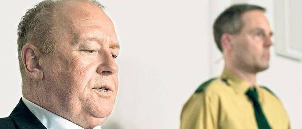 Schwarze Tage. Uli Hoeneß (Thomas Thieme, links) sitzt in München vor Gericht – Szene aus dem ZDF-Dokudrama. 
