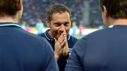 "Ein erfahrener, sehr schneller und kreativer Spieler, der sofort das Niveau der Mannschaft hebt, keine Ablöse kostet und der es kaum erwarten kann, mit Hertha BSC einen hinteren Mittelfeldplatz zu erreichen, bitte...."