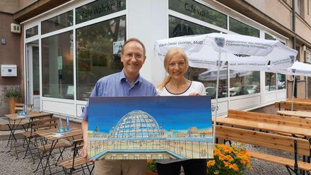 Klaus-Dieter Gröhler und seine Mitarbeiterin Andrea Klippel vor dem „Café Wahlkreis“. Das Bild der Reichstagskuppel gehört zur dortigen Ausstellung des Künstlers Dieter W. Glathe.