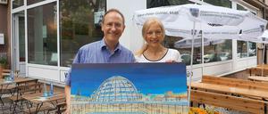 Klaus-Dieter Gröhler und seine Mitarbeiterin Andrea Klippel vor dem „Café Wahlkreis“. Das Bild der Reichstagskuppel gehört zur dortigen Ausstellung des Künstlers Dieter W. Glathe. 