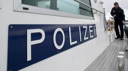 Auch auf dem Wasser im Einsatz: die Polizei.