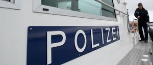 Auch auf dem Wasser im Einsatz: die Polizei.