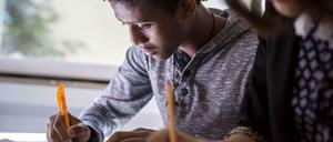 Rasch in die Schule - oder erst warten? Ein junger Eritreer beim Unterricht in einer Berufsschule im hessischen Gießen.