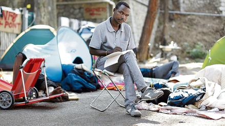 Dieser Flüchtling harrt in einem temporären Lager zwischen Frankreich und Italien aus. Beide Länder gehören zu wichtigen Zielen Schutzsuchender.