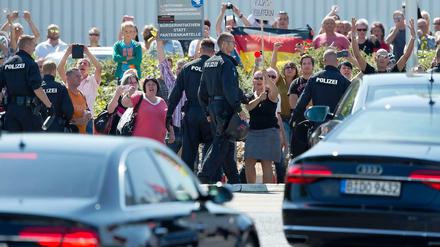 Hass in Heidenau: "Steig ruhig ein in deine hässliche Kutsche, du Hure!", schrie es der Kanzlerin entgegen, als sie die Kleinstadt am Mittwoch besuchte.