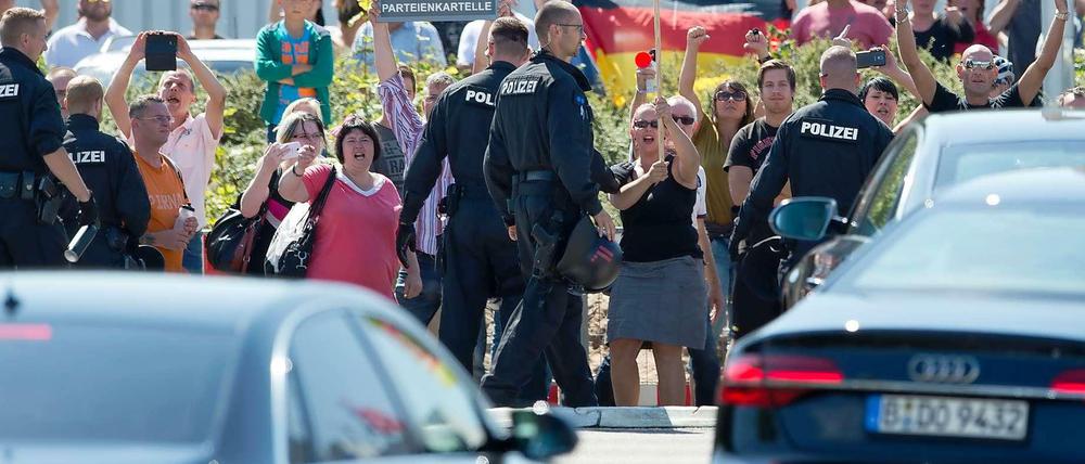 Hass in Heidenau: "Steig ruhig ein in deine hässliche Kutsche, du Hure!", schrie es der Kanzlerin entgegen, als sie die Kleinstadt am Mittwoch besuchte.