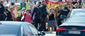Hass in Heidenau: "Steig ruhig ein in deine hässliche Kutsche, du Hure!", schrie es der Kanzlerin entgegen, als sie die Kleinstadt am Mittwoch besuchte.