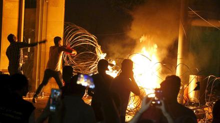 Die randalierende Menge in Beirut zündet in der Nacht zum Montag Müll in den Straßen an.